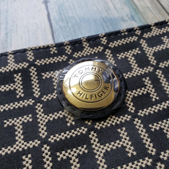 Tommy Hilfiger Purse! - Picture 16 of 16